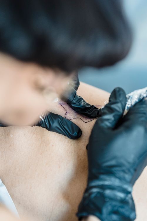 Detalle de tatuaje en proceso