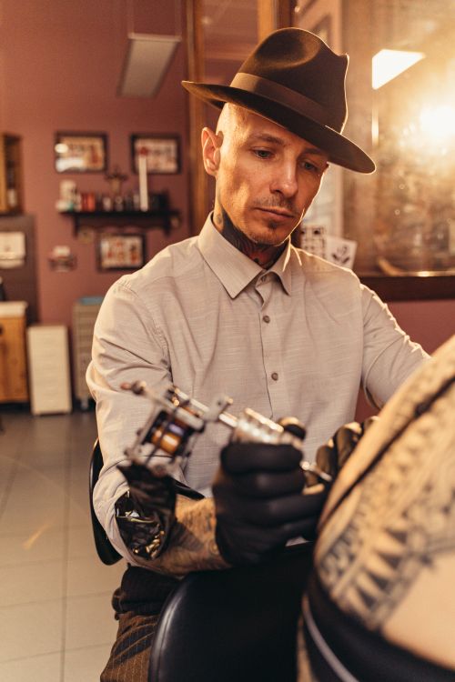 Tatuador trabajando en un cliente