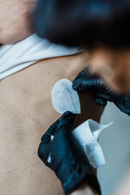 Aplicación de stencil antes del tatuaje
