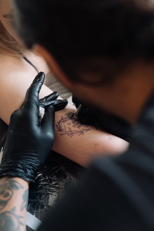 Aplicación de tinta en la piel